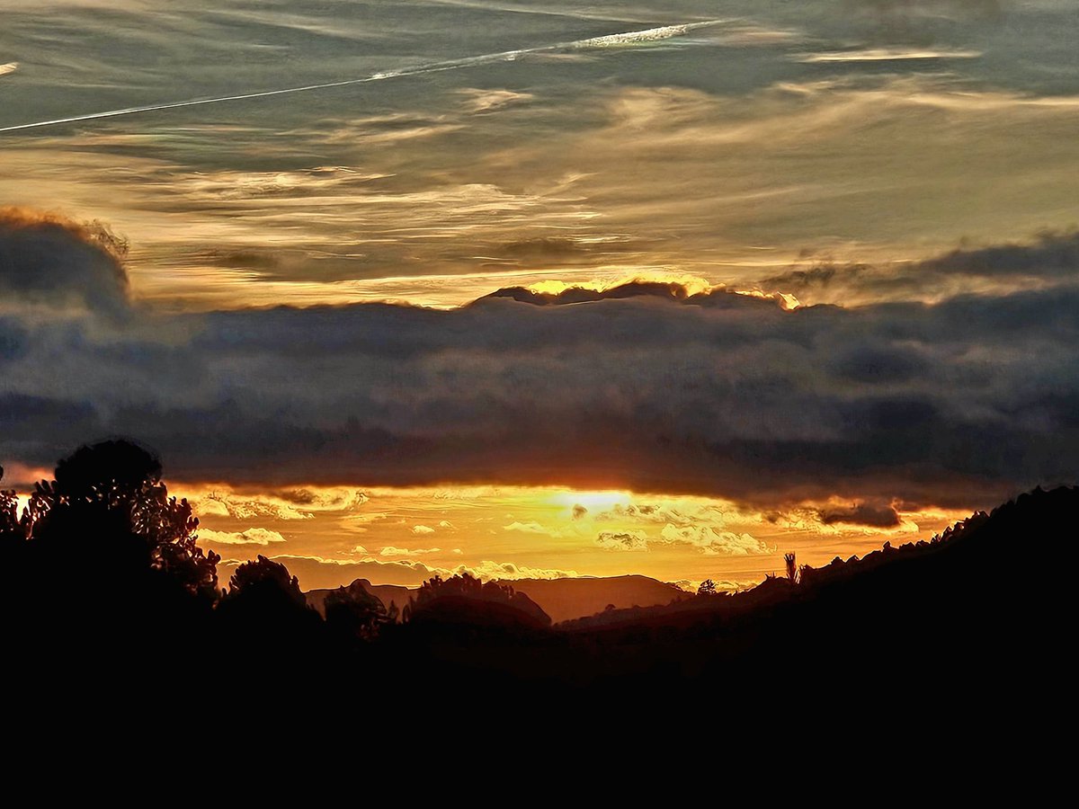 POSTES DE SOL QUE SÓN EXCESSIVES. 
El Tossal de la Baltassana des de les proximitats dels Cogullons.
6 de desembre de 2024.
#muntanyesdeprades
#concadebarbera
#postadesol #tardor #natura