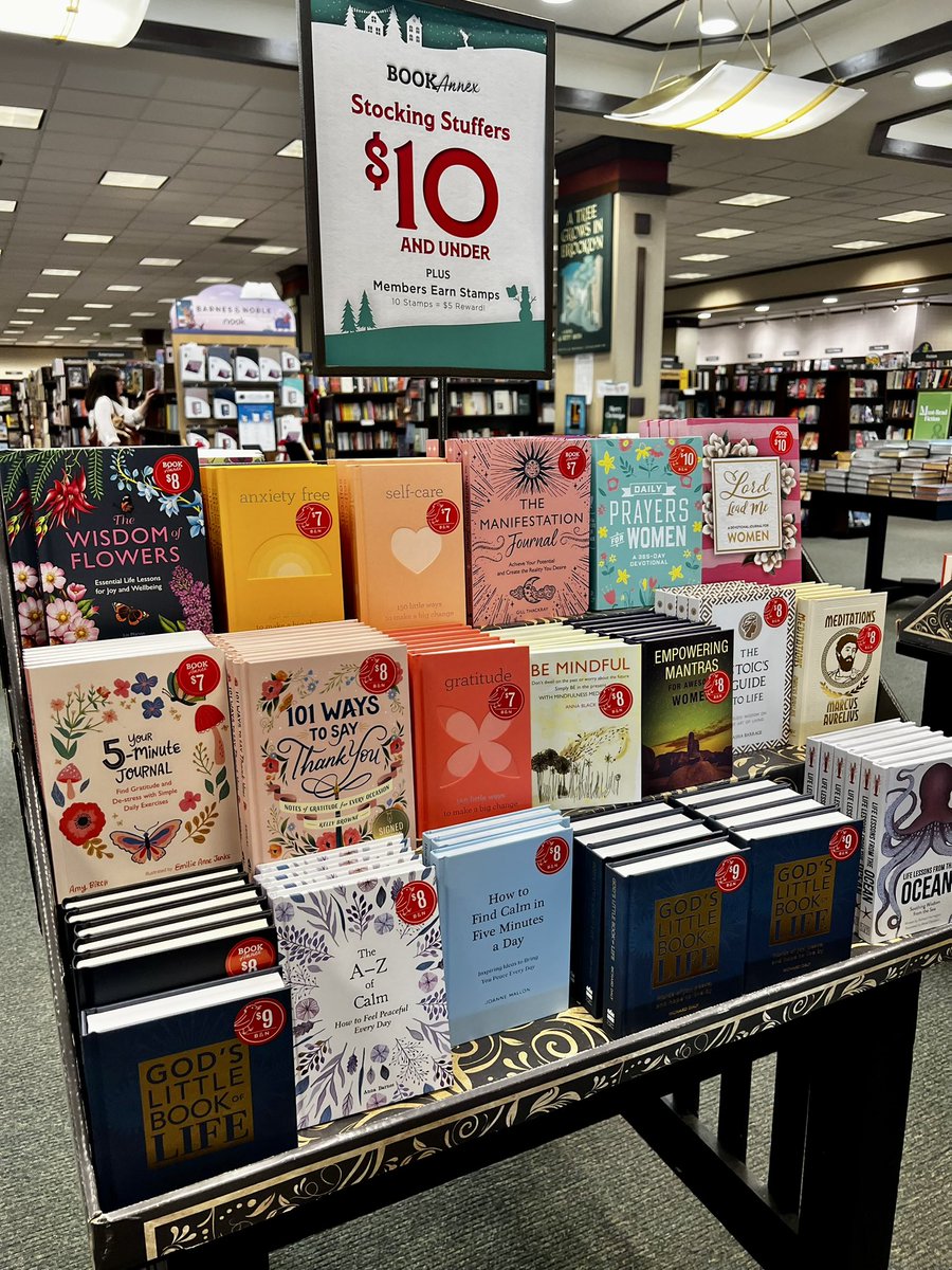 KellyBrowne6's tweet photo. So excited! #signededition of the exclusive edition of my book with a new pink cover for @BNBuzz ! Great #holidaygift #stockingstuffer at the #Burbank location! 🎄⛄️❄️ https://t.co/vdcFqSZwjS