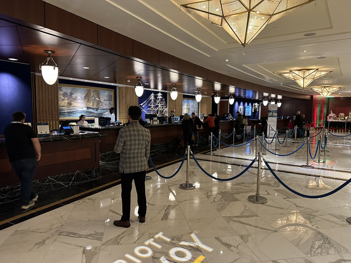 lchan2000's tweet photo. When the Marriott Elite line takes longer to get service than the regular line.  One person for Elites.  3 people for the regular line. https://t.co/4crfUtWmGP