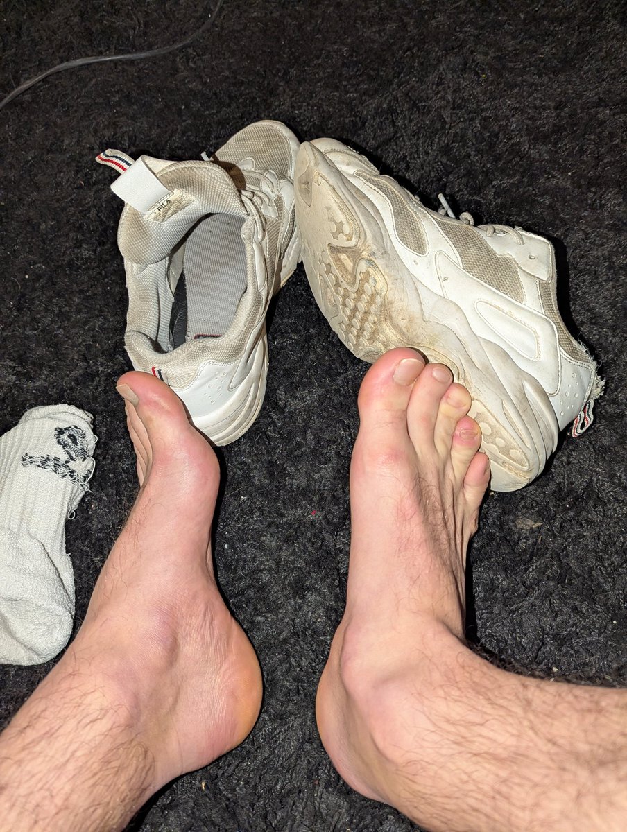 Milofeet's tweet photo. who wants to sniff a pair of socks?
😤

#gayfeet #gay #gayfetish #feetmale #feetboy #pieds #pies #pieshombre #paypal #soumis #feetcock #fetish #toesmale #toes #soles #solesmale #Feet #feetmale, #feetaddict #male #footmale #feet #frenchfeet #feetday #socks #shoes #sniff #submitted https://t.co/xGpNSGbxA8