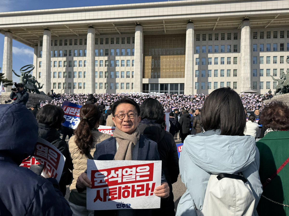 ehanam's tweet photo. 12월 4일 새벽과 점심의 여의도 국회의사당 앞 상황 기록 https://t.co/SYZJZMglj8