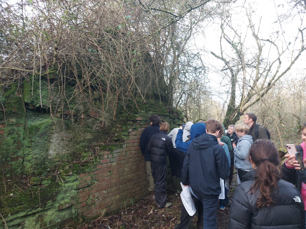 A superb history trip today to the site of Banbury's Great War munitions factory; in use 1916-24, it had 1500 workers and made 4 million HE shells + 350,000 mustard gas shells; enough survives to give a good idea of the site, with Dale Johnston doing a great job as guide.