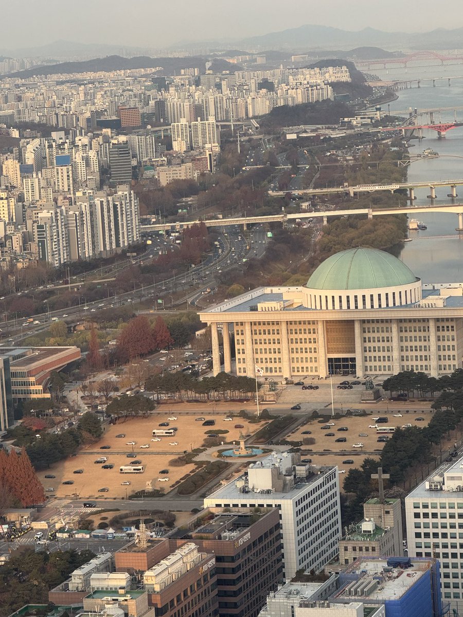 ehanam's tweet photo. 2024년 12월 07일 오전 8시 여의도 국회의사당 잔디광장 상황 - 자동차로 헬기 착륙 방지 https://t.co/KYTSyPASNM