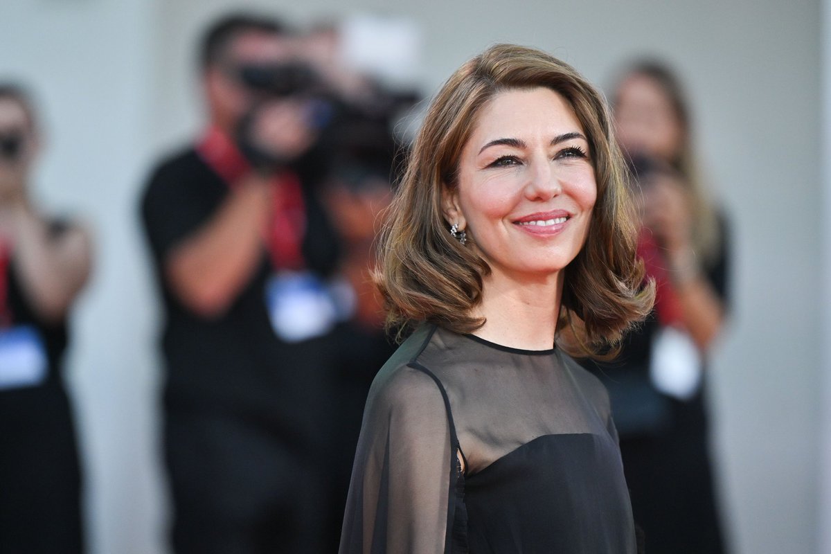 acervolburra's tweet photo. 🚨 | FAMOSOS!
~ Na bio de Lana aparece o nome "Sophia Coppola", uma roteirista americana, coincidentemente Loira Burra é uma grande fã de Sophia, curioso...
#Loina https://t.co/v2bnZ7n2Ea