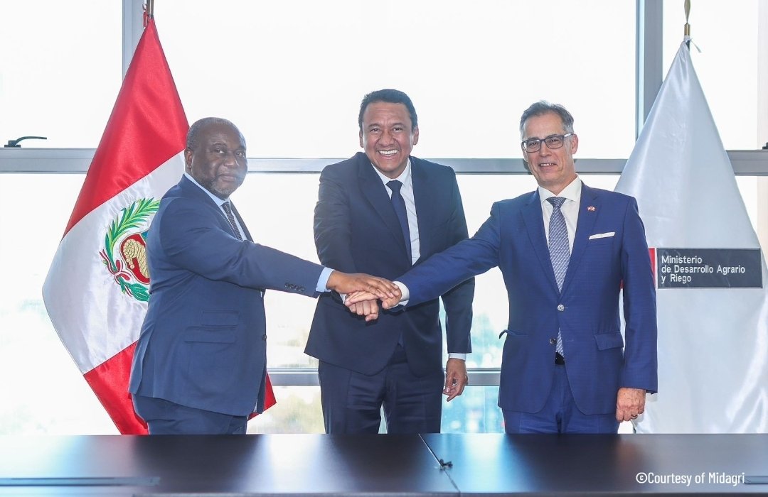 FAOPERU's tweet photo. #Hilo El Ministro del @midagriperu, @ManeroAngel acompañado del Secretario @kentnnadozie del TIRFAA (@planttreaty) y el Embajador de Suiza @EmbSuizaPeru, anunció que Lima, Perú será sede de la Undécima Reunión del Tratado Internacional sobre los Recursos Fitogenéticos, de la @FAO https://t.co/U4OIhBkBSI