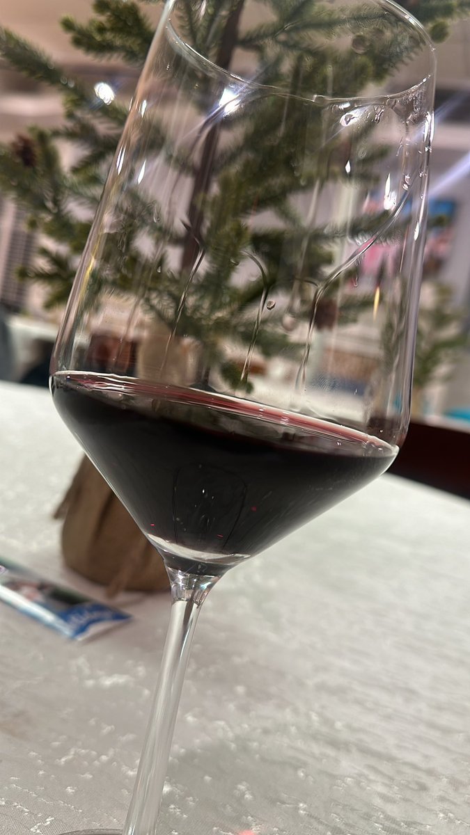 ScriptedVision's tweet image. I've reach the level to were I know what legs are in my wine #winetasting #winelovers #portugalwine