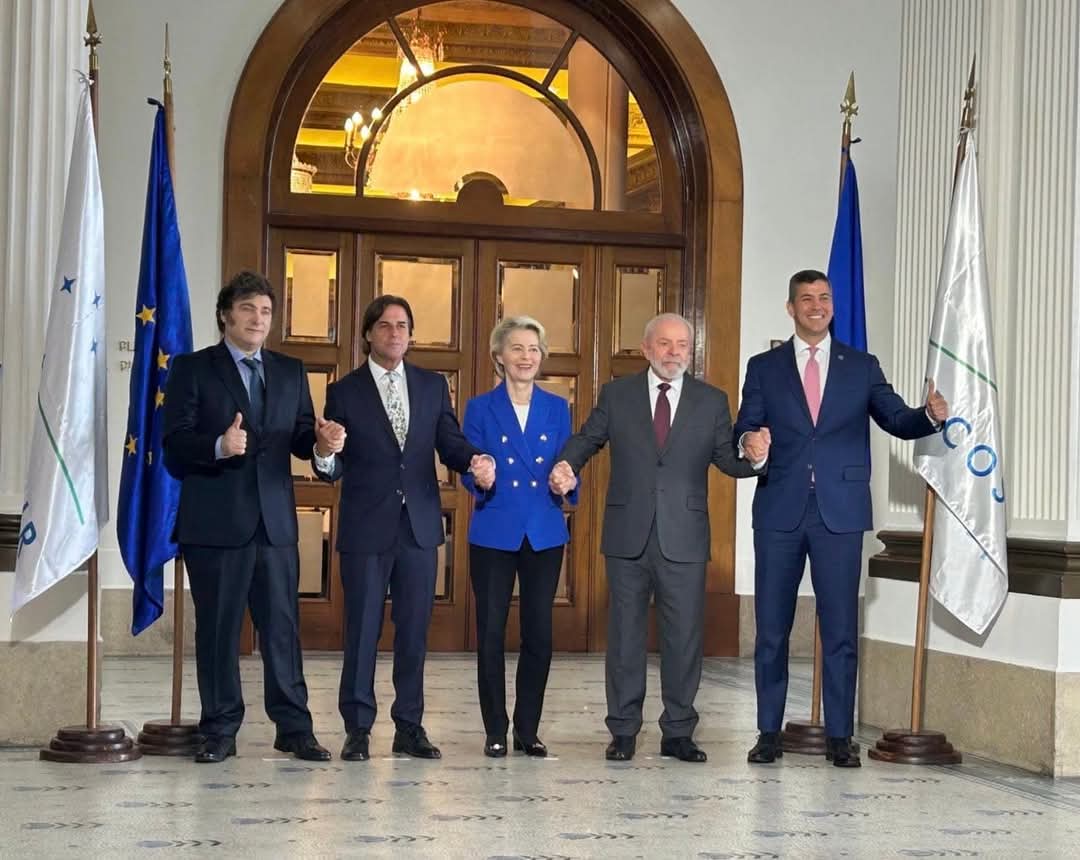 GRACIAS PRESIDENTE <a href="/LuisLacallePou/">Luis Lacalle Pou</a> Quedarás por siempre en la mejor HISTORIA de nuestro País. El 1 de Marzo de 2025 dejarás tu mandato con la tranquilidad que diste lo mejor !