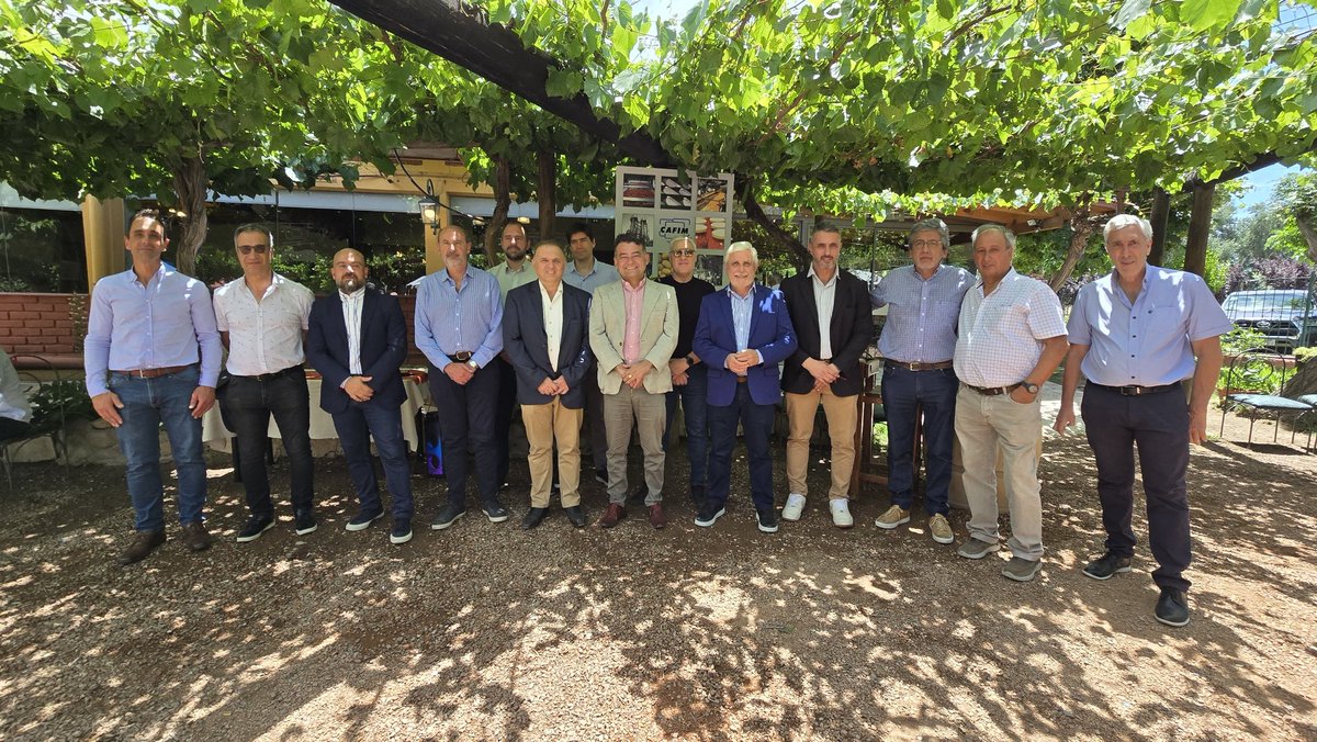 ProduccionMza's tweet photo. 🎉 Celebramos el 80° aniversario de la Cámara de la Fruta Industrializada de Mendoza

El evento reunió a referentes para reflexionar sobre los desafíos y oportunidades de la industria en un contexto de crecimiento sostenible.  

#CAFIMAniversario
#industrial 
#Producción https://t.co/i7cgEN1IqU
