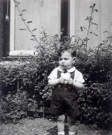 7 December 1939 | A Dutch Jewish boy, Joan Vintura, was born in Amsterdam.

In September 1943 he was deported to #Auschwitz and murdered in a gas chamber after the selection.