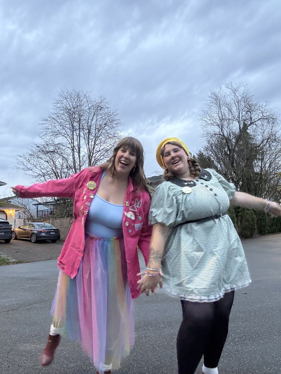 withaglitch's tweet photo. In our Oz era #meoutnow @taylornation13 @taylorswift13  #VancouverTSTheErasTour https://t.co/inz1gpxVXL