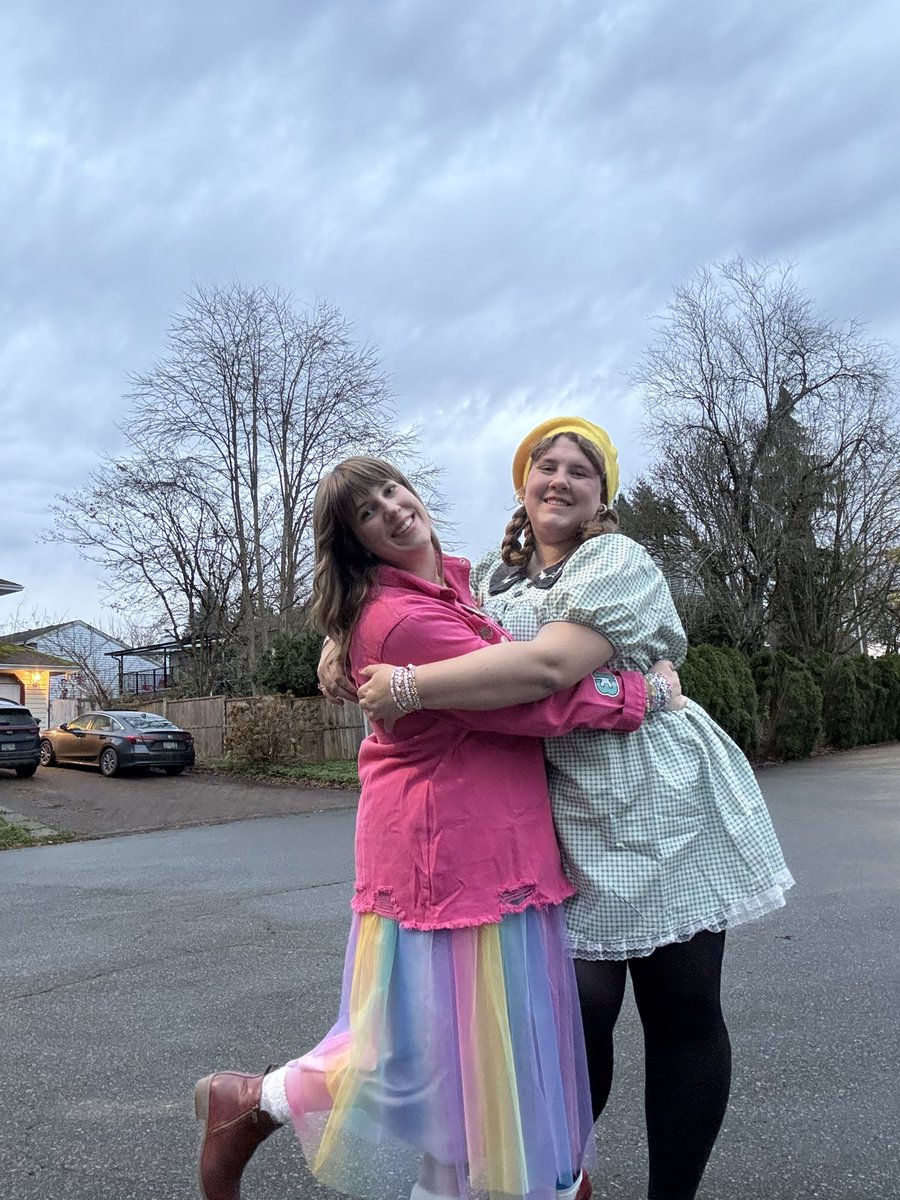 withaglitch's tweet photo. In our Oz era #meoutnow @taylornation13 @taylorswift13  #VancouverTSTheErasTour https://t.co/inz1gpxVXL