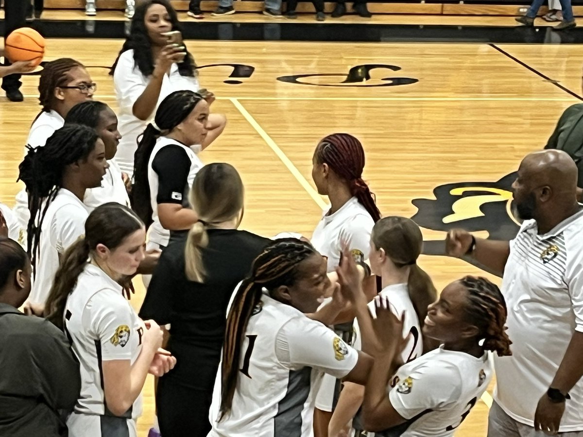 TanyaTturner's tweet photo. PQ Proud of Lailana Harris for hitting her 1,000 career point milestone this evening at home vs Camden! Aaron Burke @pqschools #EveryChildEveryChanceEveryDay #BeTheOne #ServingAsOneSchool https://t.co/7tCSbfgNwP
