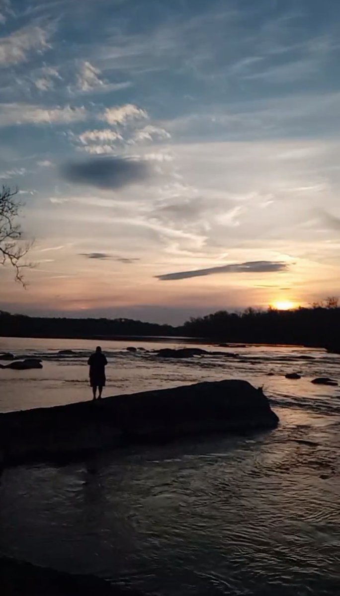 bass__kickers's tweet photo. Fishing with a view 🎣🌄 

#fishing #view #views #sunset #sunsets #bassfishing #River #rivers #shenandoah #girls #girlswhofish #TikTok https://t.co/8CcHZGPT6k