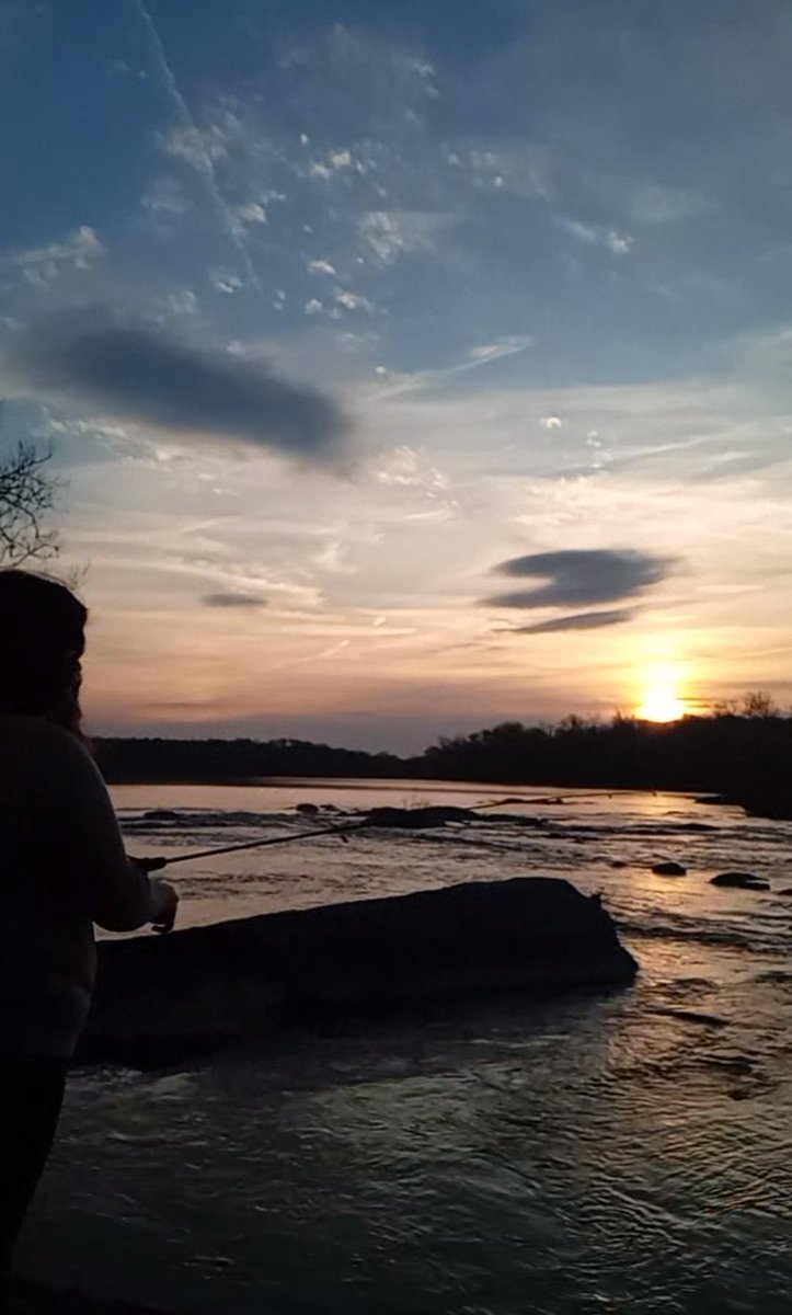 bass__kickers's tweet photo. Fishing with a view 🎣🌄 

#fishing #view #views #sunset #sunsets #bassfishing #River #rivers #shenandoah #girls #girlswhofish #TikTok https://t.co/8CcHZGPT6k