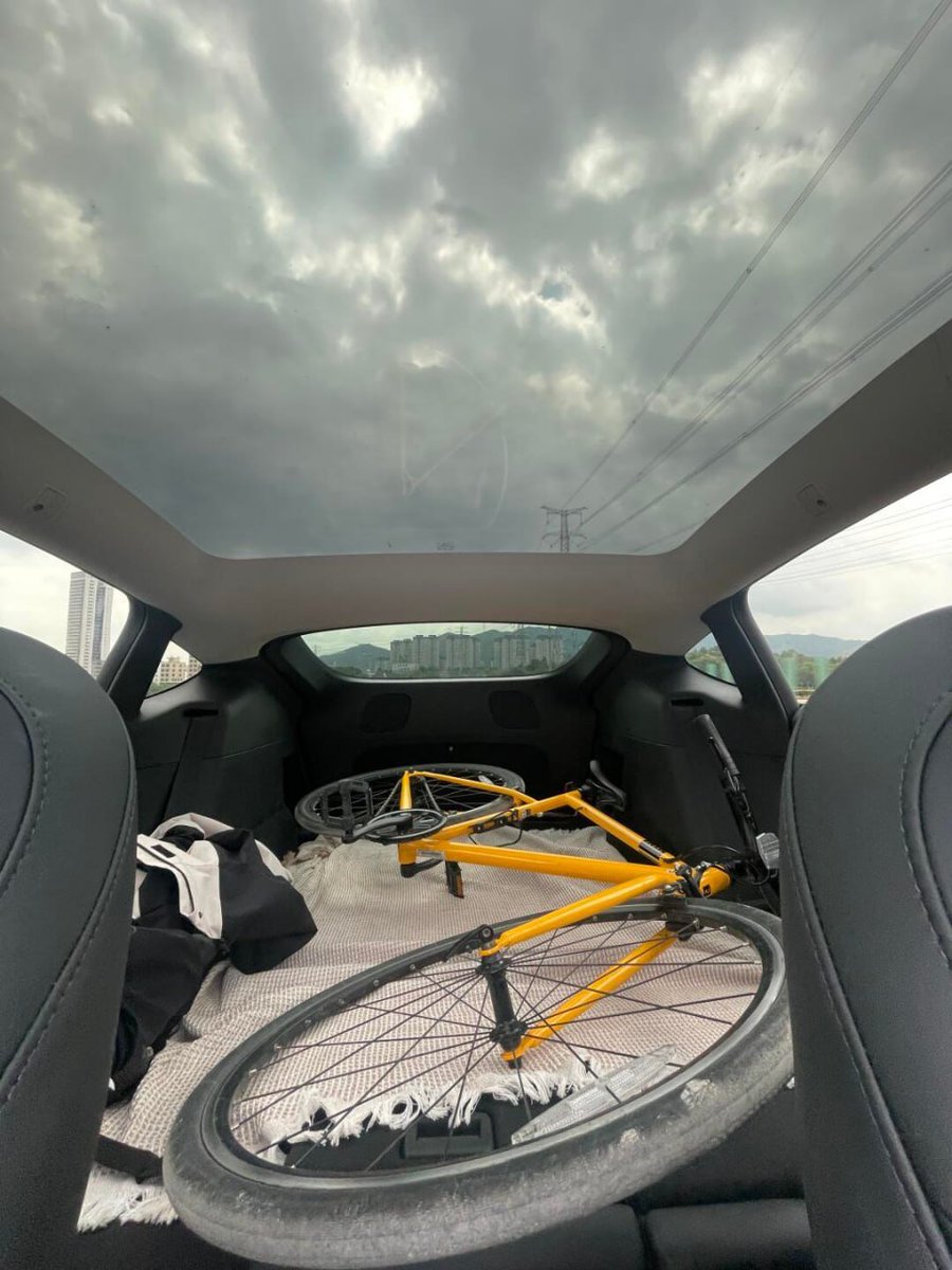 Adorachen36's tweet image. Tesla&apos;s rear seat space is really big
