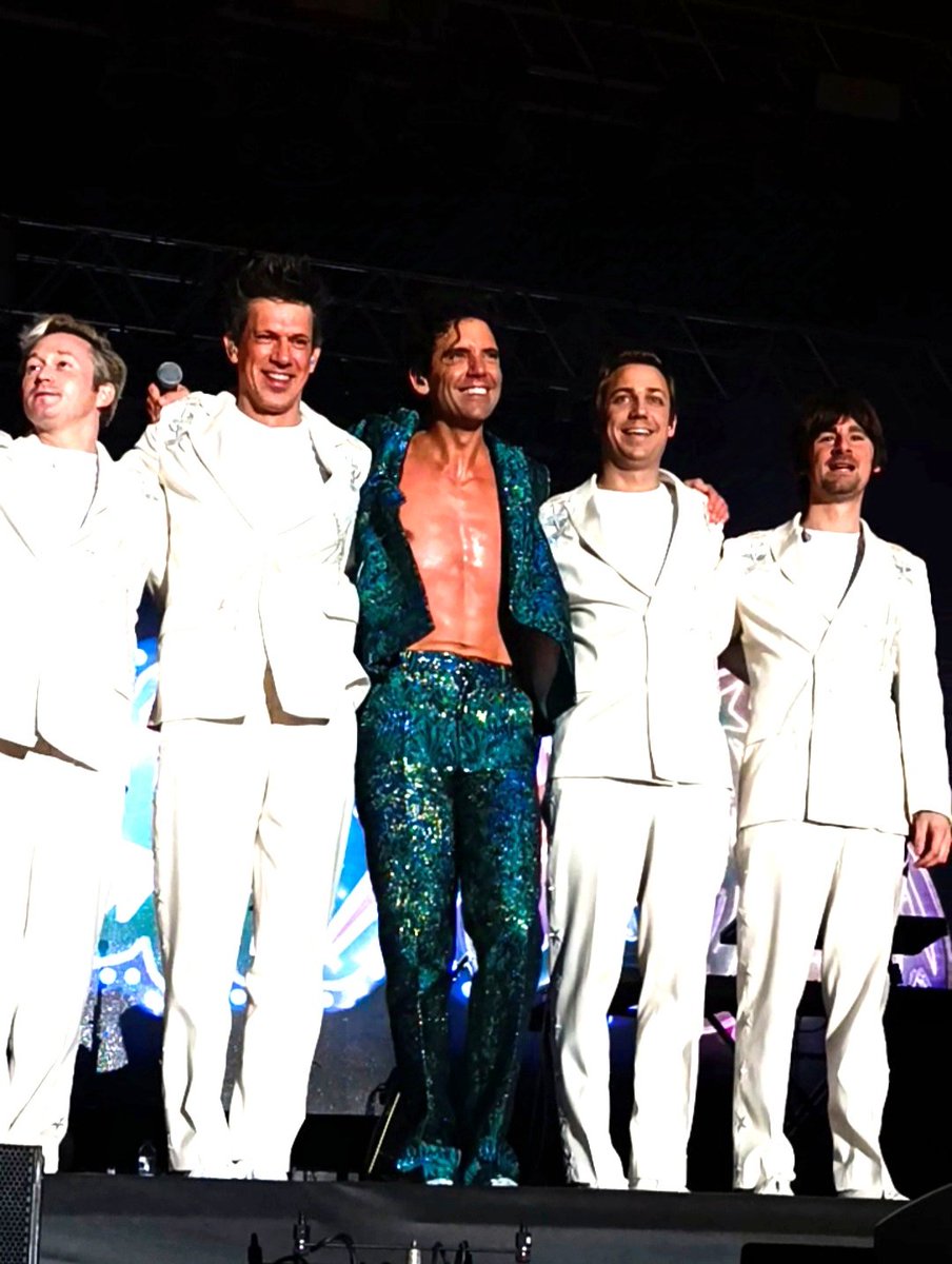 Grazie infinite <a href="/mikasounds/">MIKA</a> per l'energia incredibile del concerto a Tenerife 🌴🔥ci vediamo domani!💖