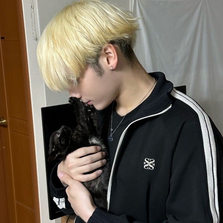 taehyunrobert's tweet photo. Aura positif Hueningkai itu gak hanya dirasakan oleh manusia tapi hewan juga merasakan. Seberapa baik ya Hueningkai ini sampai hewan pun merasa aman dan seneng didekat dia walaupun baru pertama kali ketemu. https://t.co/8ebX2LnGW6