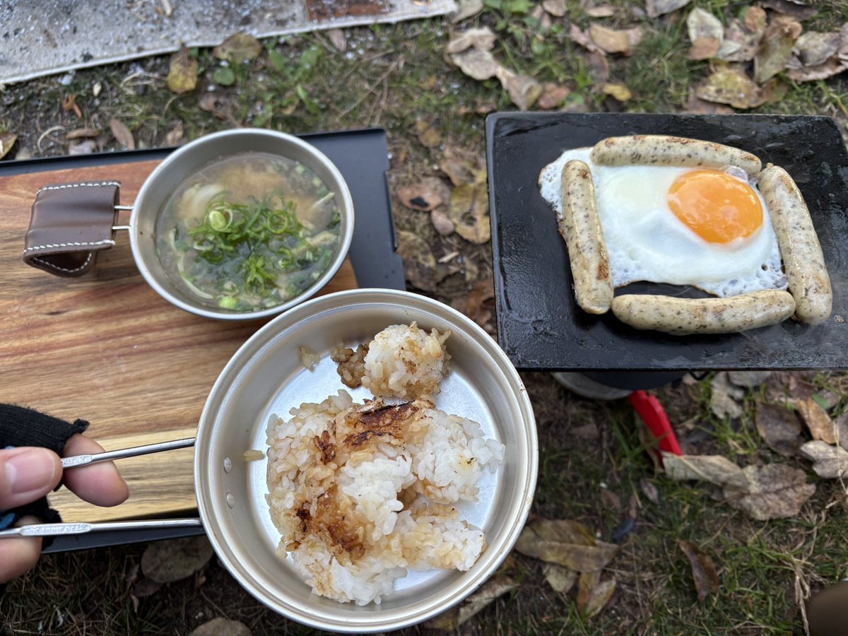 HiromuscleC's tweet photo. 今年のキャンプ納め。
ヨコザワ鉄板での焼きおにぎりチャレンジは大失敗に終わりました…！ https://t.co/4l4QRKEBqk