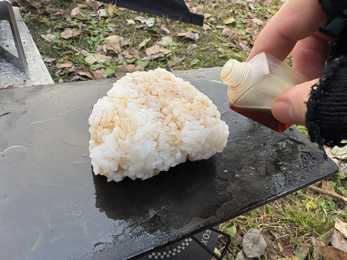 HiromuscleC's tweet photo. 今年のキャンプ納め。
ヨコザワ鉄板での焼きおにぎりチャレンジは大失敗に終わりました…！ https://t.co/4l4QRKEBqk