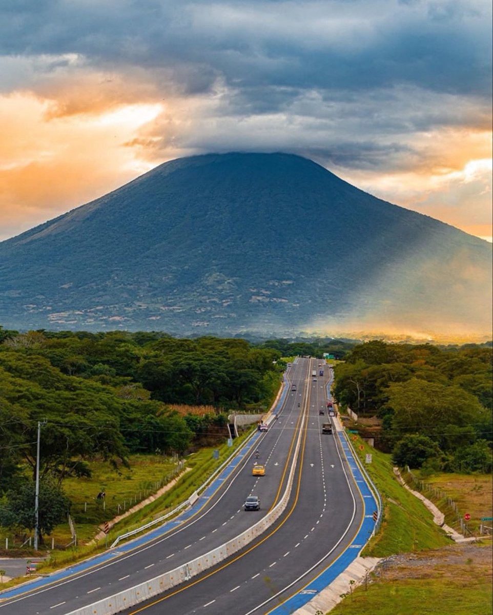 tobyjrtaber's tweet photo. El Salvador 🇸🇻 Tierra 🌍 Bendecida 😇…. https://t.co/W6j17rOdaH