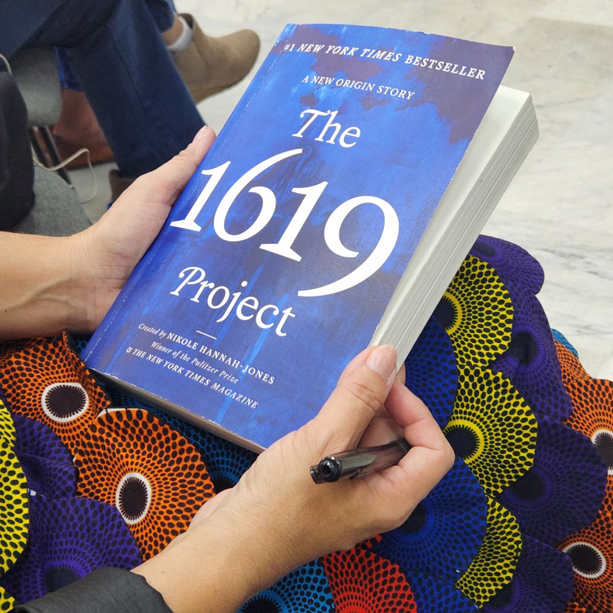 Esta mañana, como parte del Simposio fue entrevistada la reconocida escritora y periodista Nikole Hannah-Jones, quien ha dedicado su labor investigativa al Proyecto 1619, un libro que revisita y analiza las bases del relato esclavista en la historia estadounidense.