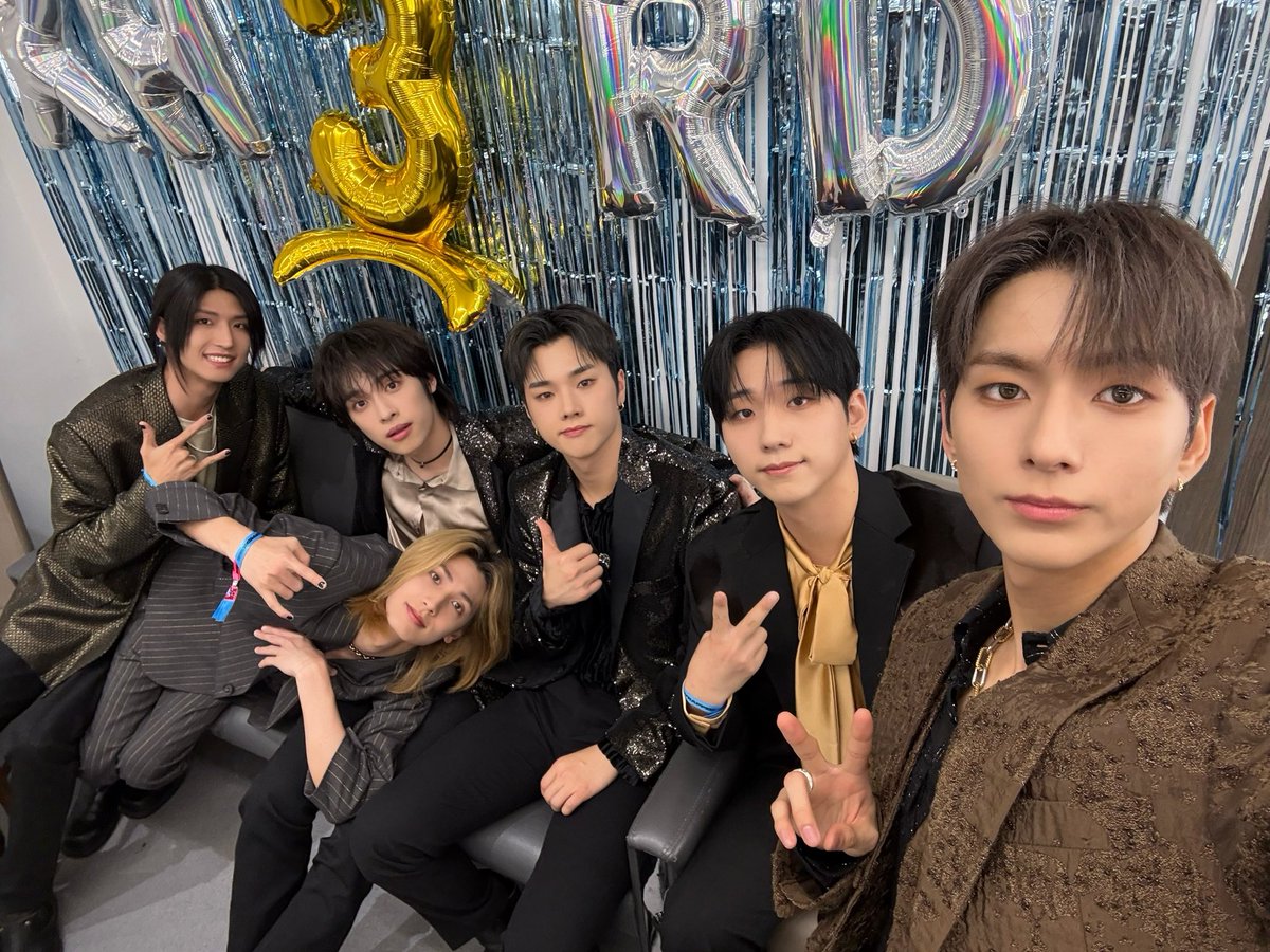 [ #Xtra_Scenes ]

엑디즈의 3주년을 기념하며🎂

앞으로도 오래오래 함께해요😈❤️

#XdinaryHeroes #엑스디너리히어로즈
#3주년에도_행복하길_저_불꽃에_빌었다
#Rock_The_3rd_Anniversary
#WE_ARE_ALL_HEROES