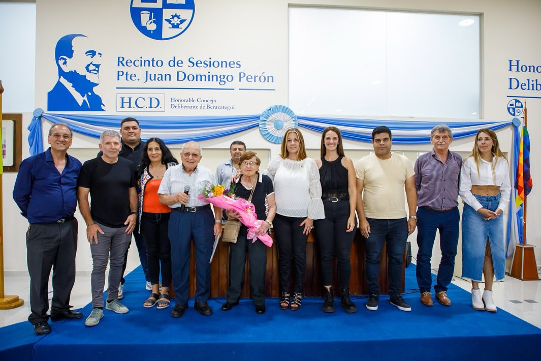 JenniferNoro's tweet photo. VIERNES EN EL HCD🏛️

Hoy tuvimos una de las últimas sesiones ordinarias del año🧡

Por la mañana recibimos a nuestros mayores Contribuyentes en nuestra Sesión Anual con ellos, donde se llevaron todas las obras que como gobierno municipal llevamos adelante🧡☀️ https://t.co/xplC3q0xdp