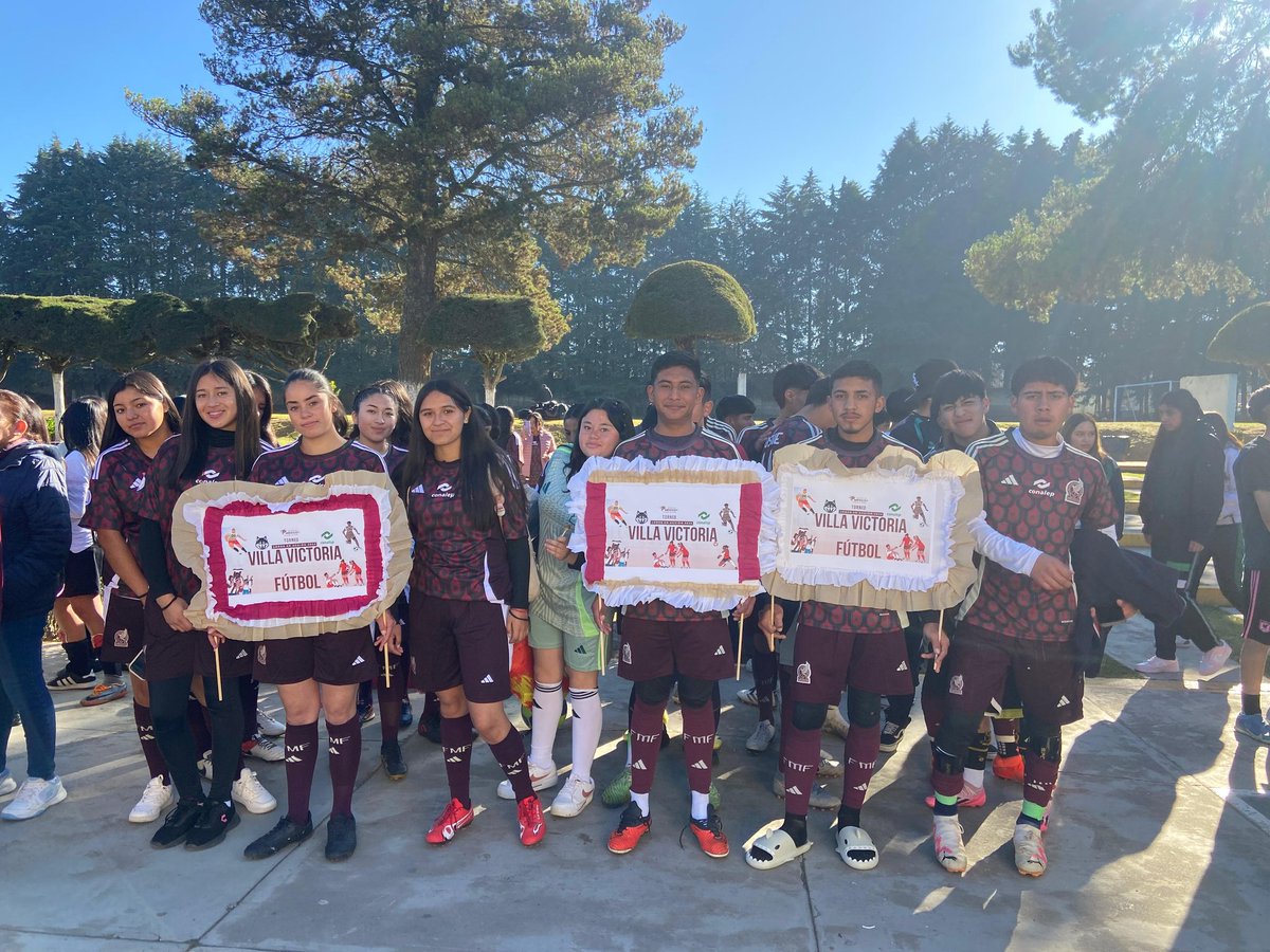 CemVillaVict's tweet photo. ¡Felicidades equipos,disciplina fútbol femenil y varonil !. Llegar a la final es un logro increíble. Su dedicación y esfuerzo han dado frutos. 
¡Buena suerte en la final del torneo #LobosEnAcción!
#ApasionadamenteCONALEP https://t.co/lbyJX6Fmps