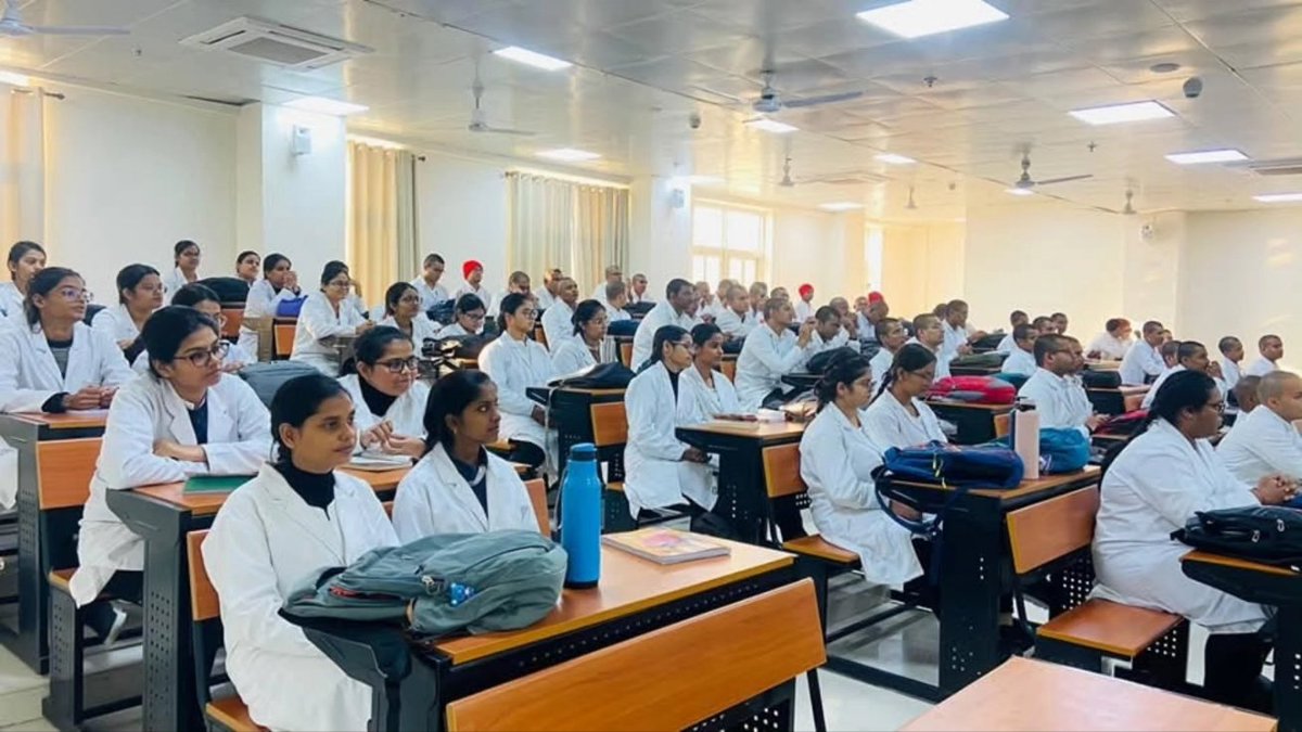 MeDeVisionOrg's tweet photo. MeDeVision Siddharthnagar's Naugharh Nagar Unit organized a symposium on "The Role of Doctors in a Harmonious Society" at Madhav Prasad Tripathi Medical College. Key speakers included Dr. Vimal Kumar Dwivedi, Shri Dhirendra, and Vivek Singh. https://t.co/HYINxZ5iwT