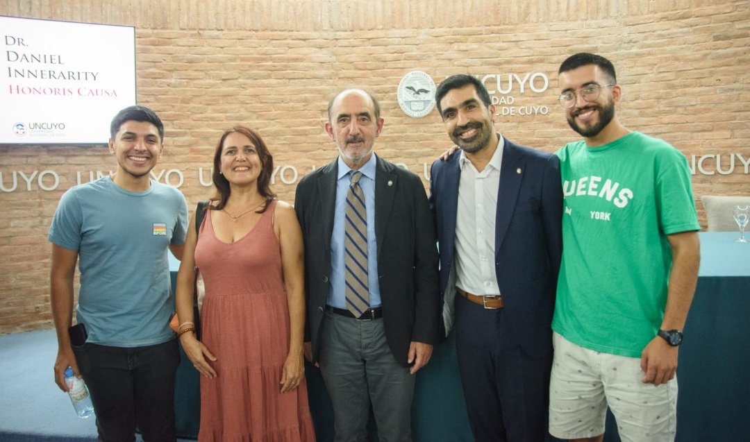 Por iniciativa conjunta de la <a href="/FcpysUNCuyo/">Facultad de Ciencias Políticas y Sociales</a> , <a href="/FfylUncuyo/">ffyl_uncuyo</a> , <a href="/CERIDI1/">CERIDI</a> e INTEGRAR, la <a href="/UNCUYO/">UNCUYO</a> otorgó el título Doctor Honoris Causa al filósofo y especialista en innovación e inteligencia artificial Dr. Daniel Innerarity <a href="/daniInnerarity/">Daniel Innerarity @daniel-innerarity.blsky.social</a> 
#Democracia 
#PensamientoComplejo