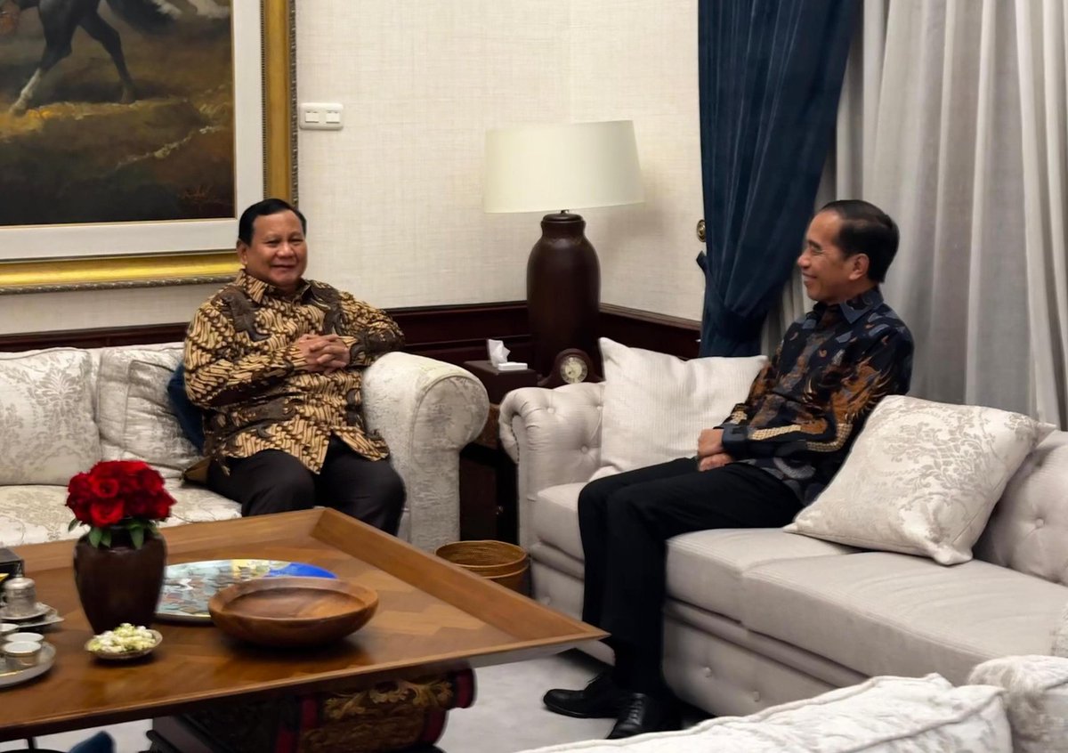 jokowi's tweet photo. Terima kasih atas santap tadi malamnya, Bapak Presiden @prabowo. Berkunjung ke kediaman Bapak Prabowo di Kertanegara sambil berbincang dan menyantap makan malam. Semoga Bapak sukses dan sehat selalu. https://t.co/orbIIVxCxm