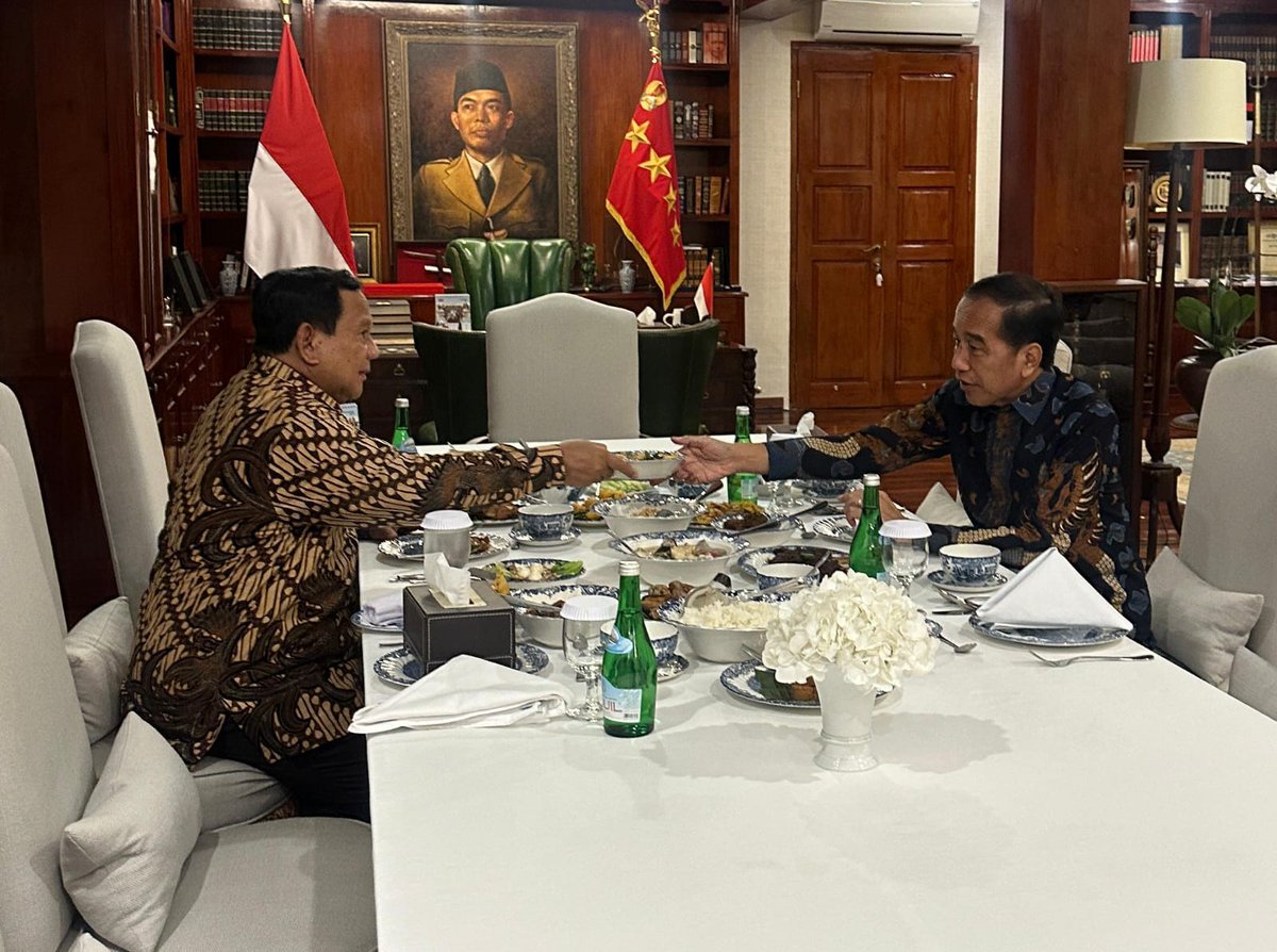 jokowi's tweet photo. Terima kasih atas santap tadi malamnya, Bapak Presiden @prabowo. Berkunjung ke kediaman Bapak Prabowo di Kertanegara sambil berbincang dan menyantap makan malam. Semoga Bapak sukses dan sehat selalu. https://t.co/orbIIVxCxm