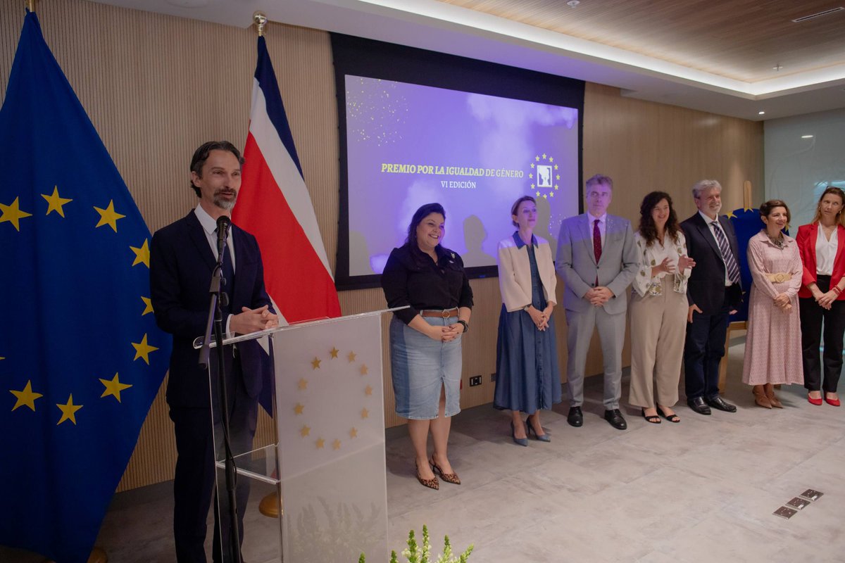 UEenCostaRica's tweet photo. "Este año dimos énfasis en la debida inclusión de las mujeres indígenas y afrodescendientes, que forman parte esencial de la sociedad costarricense, quisimos reconocer el papel fundamental y esfuerzo de estas poblaciones. Felicidades Thalía", embajador de la 🇪🇺 @plouislempereur https://t.co/9OU6j4xfmh