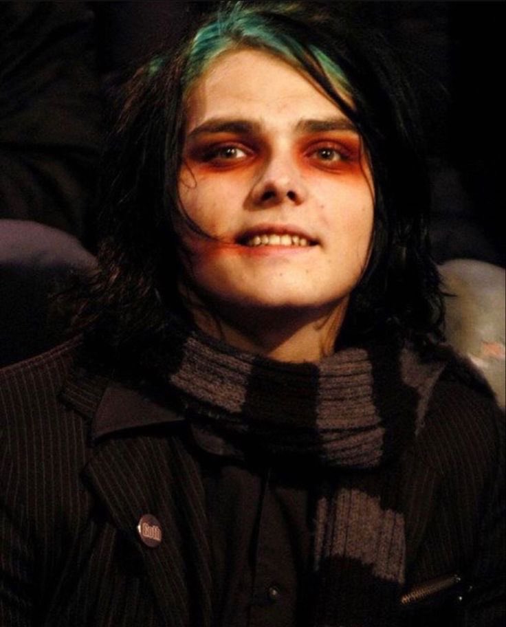 leavesrevisited's tweet photo. isnt it crazy how teal roots is the only gerard era where hes not really giving vampire. this is a zombie in my opinion https://t.co/0GbeLZSkr7