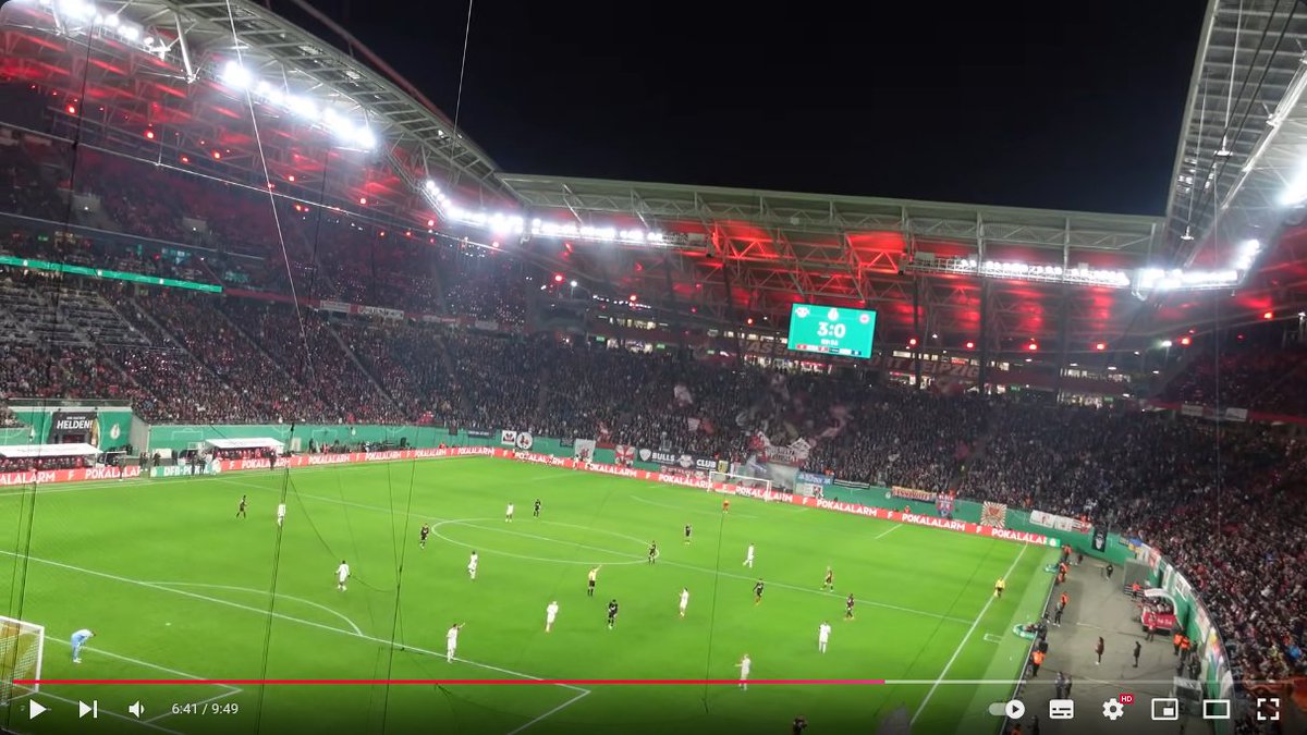 Optihuber's tweet photo. Wegen diesen kleinen Lücken da oben links regen sich die #SGE Pfeiffen auf? 
Hier mal ein Bild welches wirklich während dem Spiel die Zuschauer zeigt.
Ein #BastiRed redet da von (halb leerem Stadion).
Muss ja ne mega Pfeife in Mathe sein.
#RBLsge https://t.co/ttCkf9PRGi