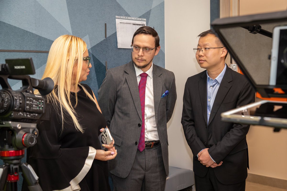 vbuenan's tweet photo. Visita del CEO de @Huawei Ecuador, Mike Ye, a #UTEG, junto a nuestra Rectora, la Dra. Mara Cabanilla. Trabajamos en pro de una educación tecnológica e innovadora con aliados de primer nivel. https://t.co/fpyMwuL6b6