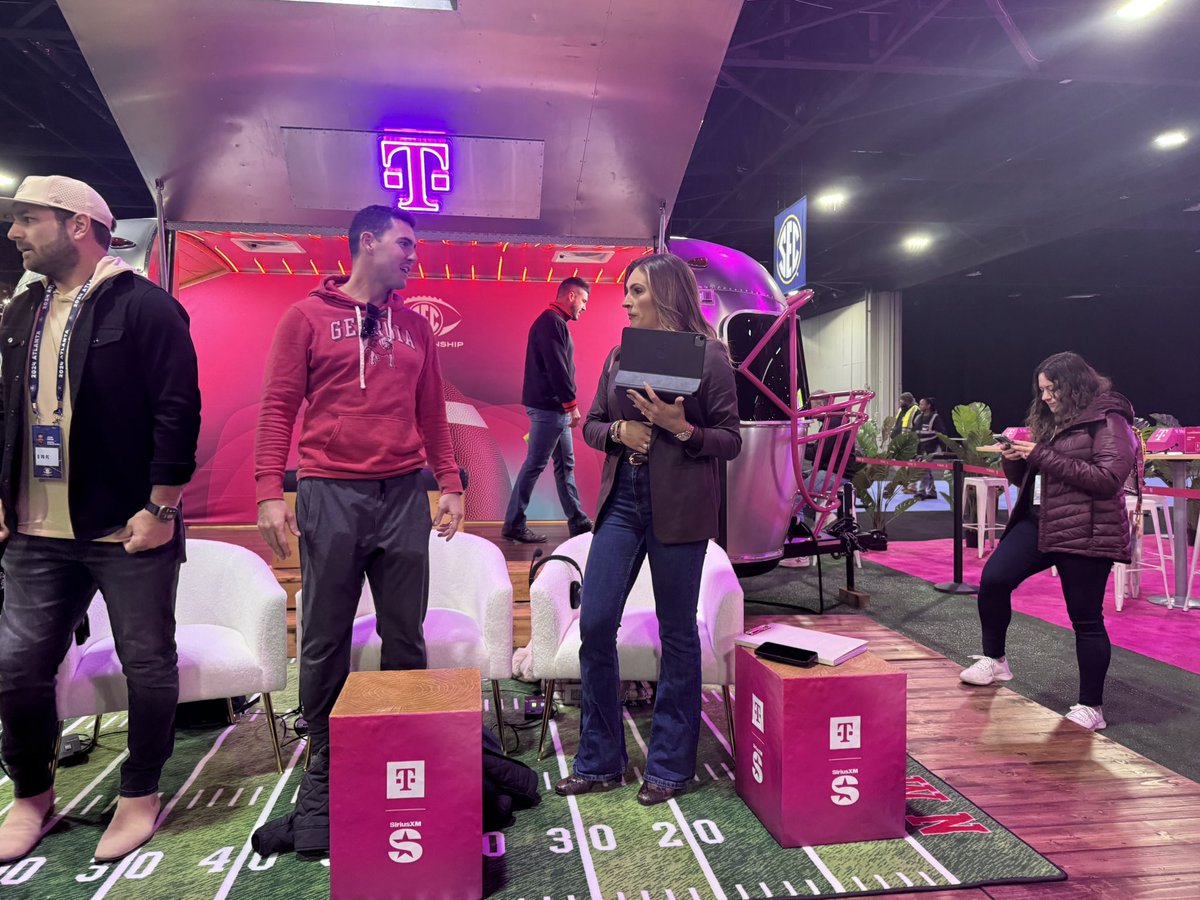 BassinDawg's tweet photo. #Dawgs @aaronmurray11 in the house at #SECFanFare
π―πΆπ #GoDawgs #SECChampionship https://t.co/uqJhl7JT6I
