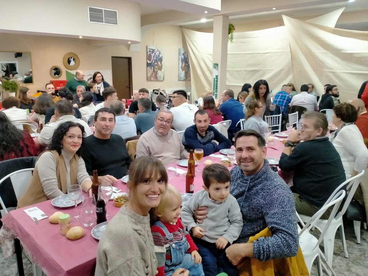 Peña Los Cernícalos (@ccfcernicala) on Twitter photo El 5 de diciembre celebramos la tradicional cena navideña con nuestros peñistas en nuestra sede #HuchosBar, donde compartimos una bonita velada cargada de cordobesismo, reviviendo el partido del ascenso a 1° división.
<a href="/PenasCCF/">Peñas Oficiales Córdoba CF</a>
<a href="/fpccf/">Federación de Peñas del Córdoba CF</a>
<a href="/CordobaCF_ofi/">Córdoba CF</a> El 5 de diciembre celebramos la tradicional cena navideña con nuestros peñistas en nuestra sede #HuchosBar, donde compartimos una bonita velada cargada de cordobesismo, reviviendo el partido del ascenso a 1° división.
<a href="/PenasCCF/">Peñas Oficiales Córdoba CF</a>
<a href="/fpccf/">Federación de Peñas del Córdoba CF</a>
<a href="/CordobaCF_ofi/">Córdoba CF</a>