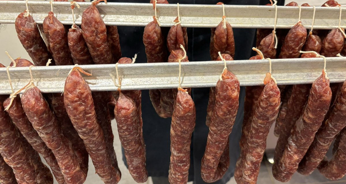 StiekemaManfred's tweet photo. Morgen op de kerstmarkt in Borger. #kruidnagel #walnoot #cowboy #mediterraan #honingmosterd #route34 #truffel droge worsten. Kerstdeal 3 voor 10 euro. https://t.co/jCwxzrUDJ4
