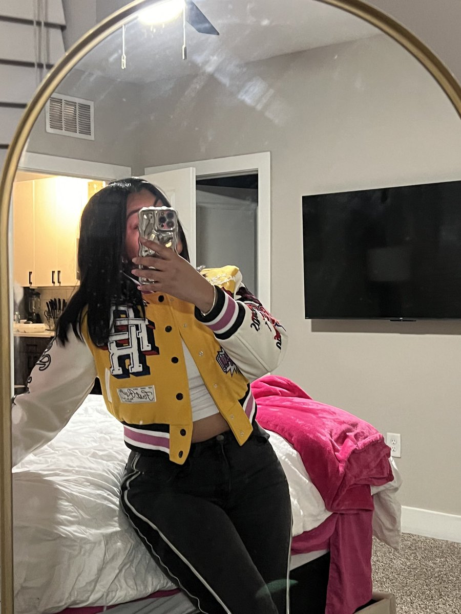 myaaaa______'s tweet photo. ik a mirror LOVE to see me coming🥰 https://t.co/DMK37CDkPe
