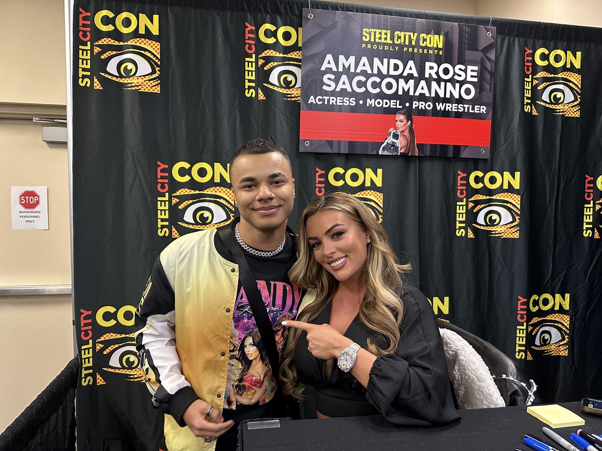 Leroyjr__'s tweet photo. We are THEE attraction!!💛  @mandysacs 
#mandyrose https://t.co/M6kbnmb2YZ