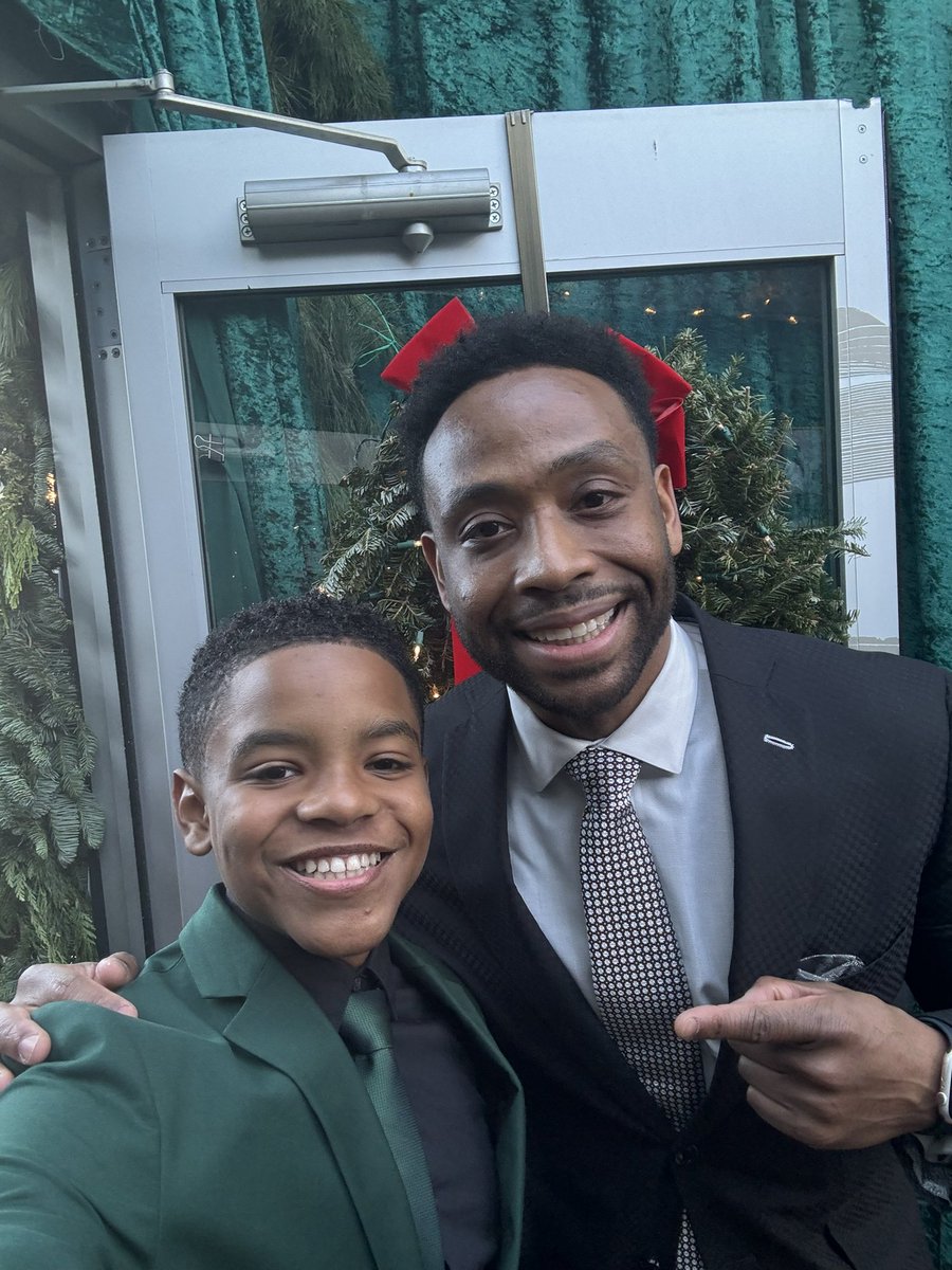KnowaDeBaraso's tweet photo. My new friend, the great @ronharrismn 🌲

Merry Christmas!! https://t.co/At52KURIi2