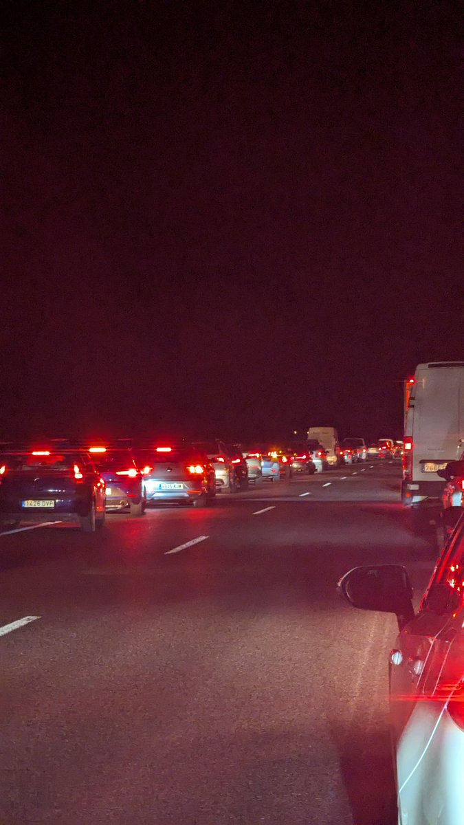 rubendelatierra's tweet photo. Autovía A3 cortada a la altura de Siete Aguas en dirección Valencia. Según me comentan los voluntarios, hay un camión ardiendo. https://t.co/BPvWtN2het
