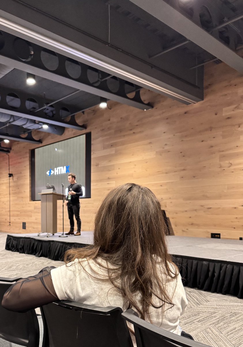 RoxanaCodes's tweet image. Getting ready to check out @dennisivy11’s session, reminiscing about the front row dude-sit at Render last summer. 🤣 #CommitYourCode