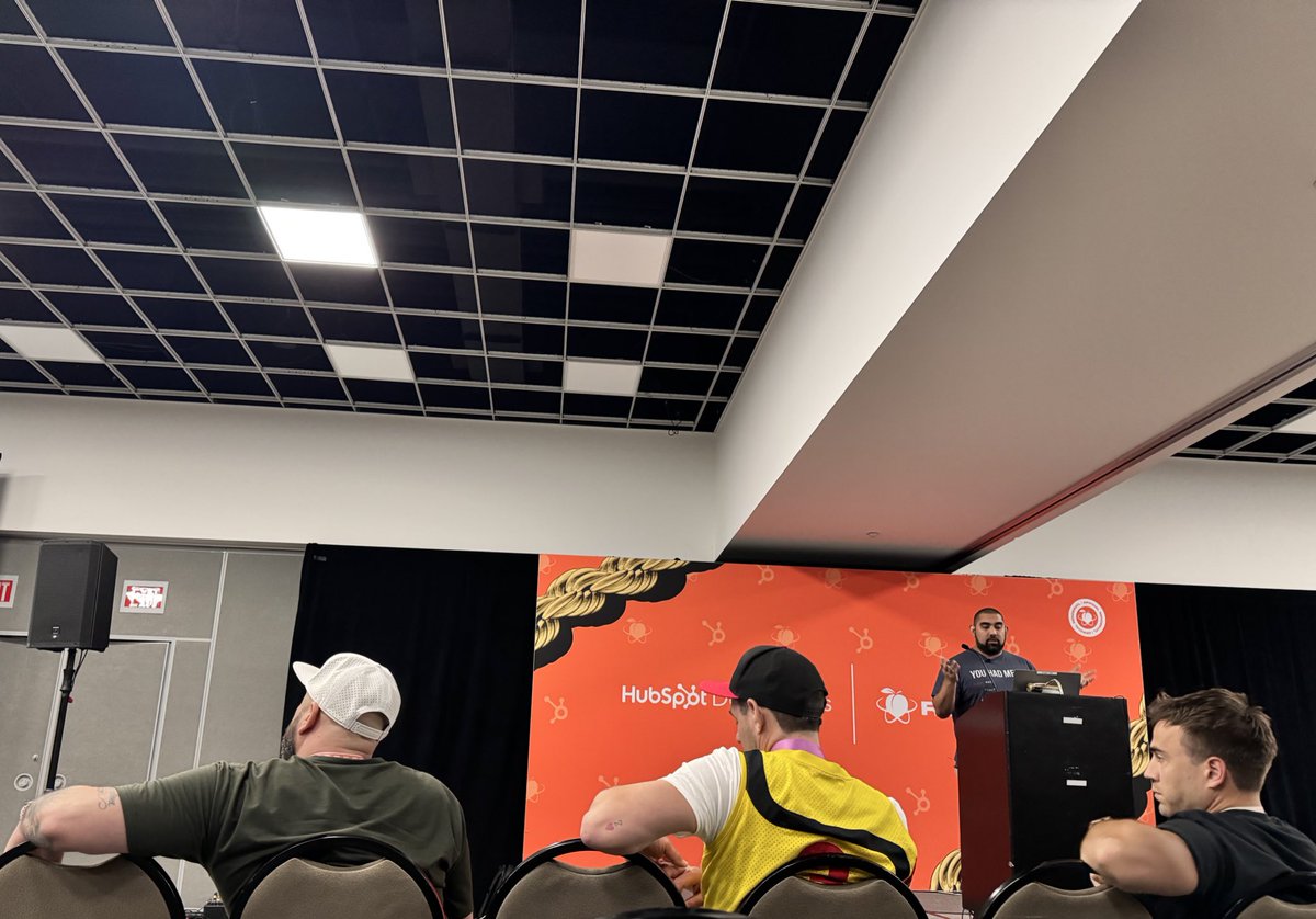 RoxanaCodes's tweet image. Getting ready to check out @dennisivy11’s session, reminiscing about the front row dude-sit at Render last summer. 🤣 #CommitYourCode