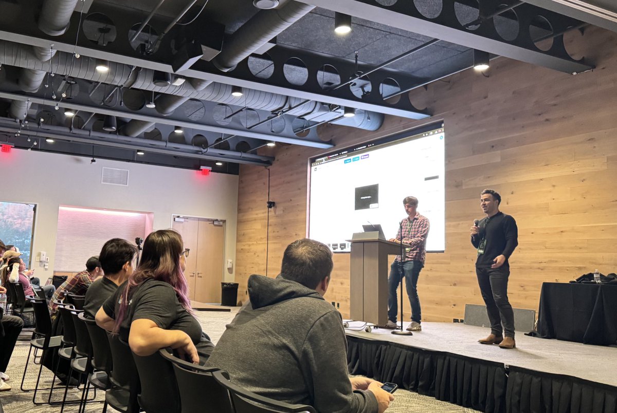 RoxanaCodes's tweet image. Getting ready to check out @dennisivy11’s session, reminiscing about the front row dude-sit at Render last summer. 🤣 #CommitYourCode