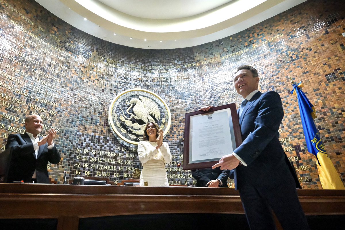 Esta mañana tuvimos una sesión solemne muy especial en el <a href="/LegislativoJal/">Congreso de Jalisco</a>.

En esta sesión, tuvo lugar la entrega del bando solemne y la toma de protesta de nuestro nuevo Gobernador de Jalisco, <a href="/PabloLemusN/">Pablo Lemus Navarro</a> con quien vamos a trabajar muy de cerquita por las y los jaliscienses.