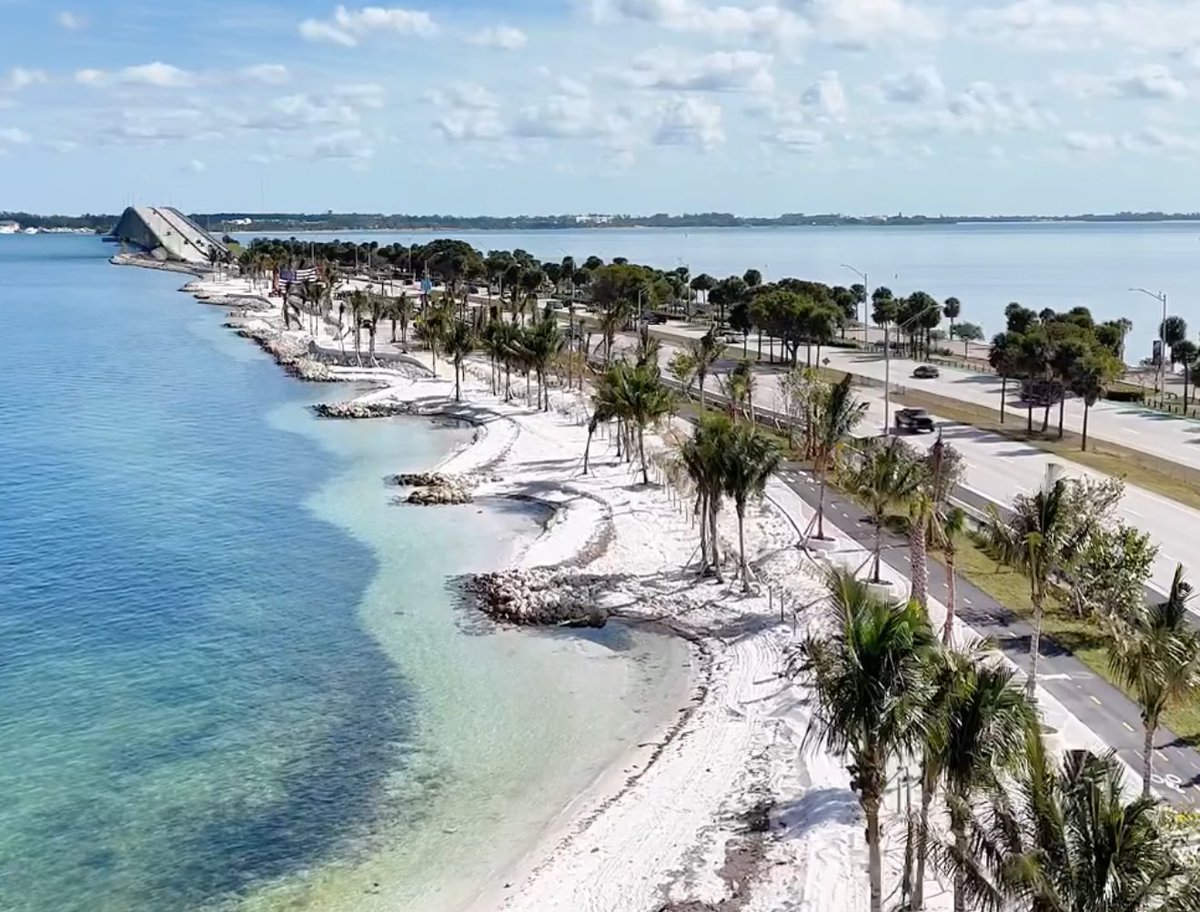 North Hobie Island Beach reopened for the first time since sustaining damage from Hurricane Irma in 2017. The $14 million restoration project included: 

- Shoreline reinforcement 
- More efficient parking &amp; rec areas
- New pedestrian and bike path 

📸: <a href="/GoMiamiDade/">Miami-Dade DTPW</a>