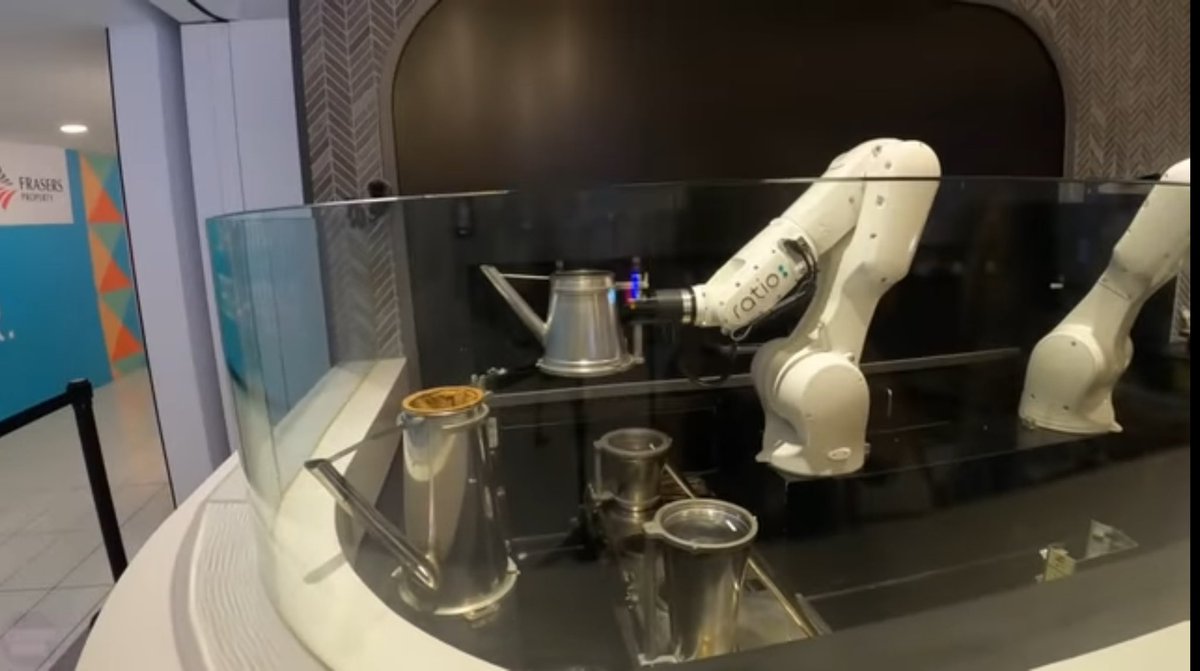 InForTheHaul's tweet image. Ever wonder what  a fully automated restaurant will look like? Well wonder no more, China already has a restaurant fully operated by robots. Headline says China's First Robot Restaurant Will Destroy the ENTIRE Food Industry youtu.be/kXIV0LVQx6E