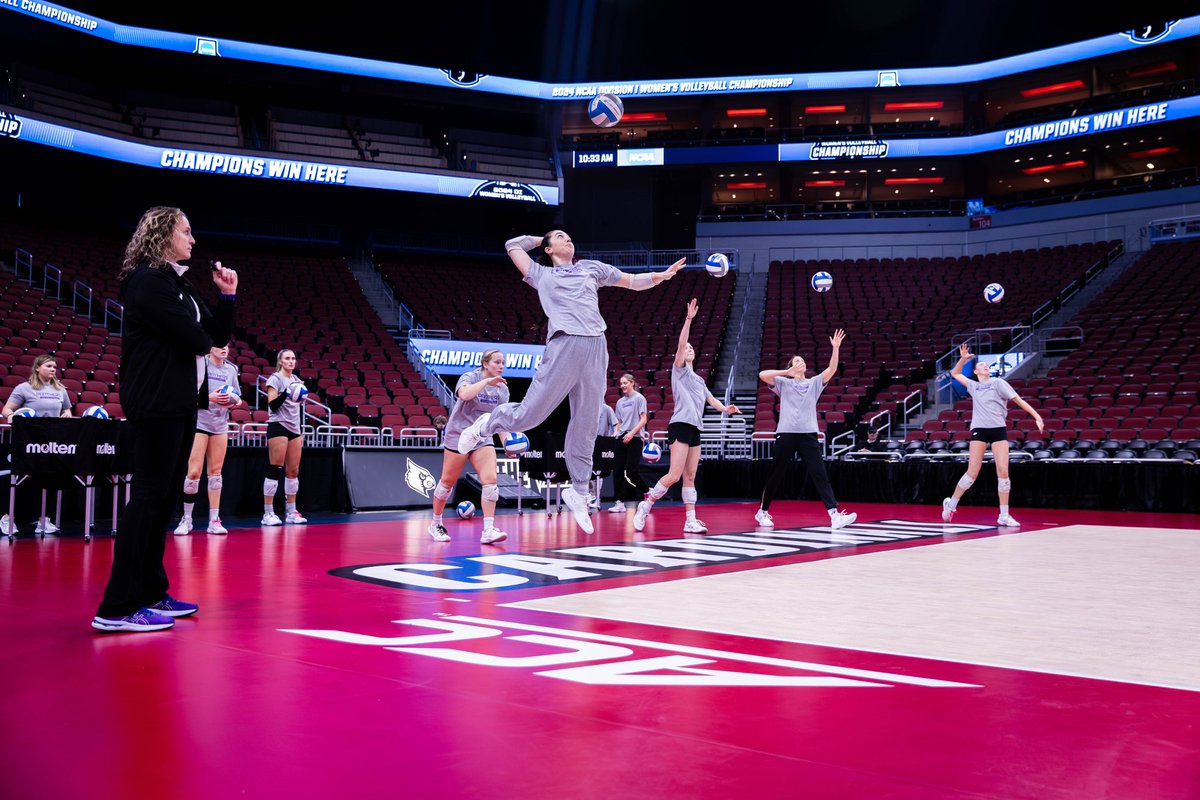 UNIVolleyball's tweet image. Locked in with only 1 hour to go until game time!

#EverLoyal #1UNI #UNIVB50 #NCAAVB